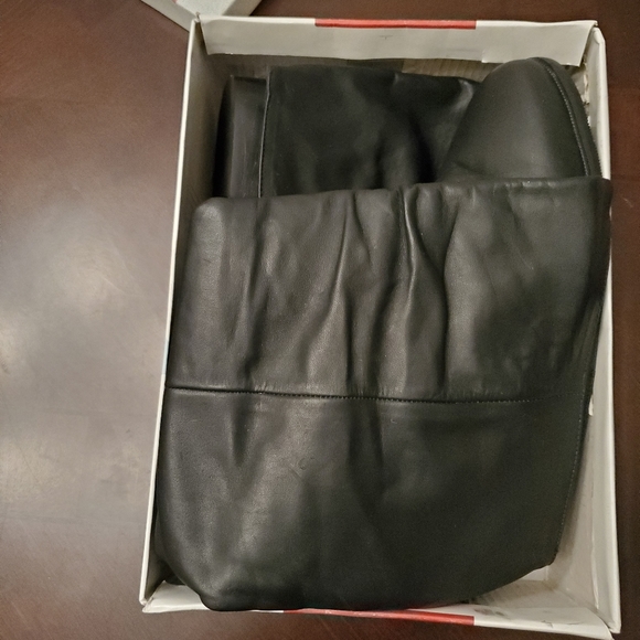 NIB Womens Black leather boots - Picture 5 of 5